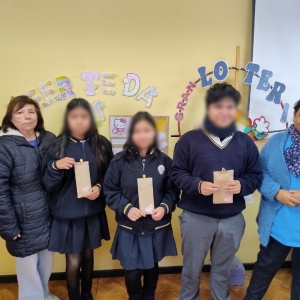Estudiantes reciben un reconocimiento especial por su ayuda en las Bibliotecas CRA del colegio
